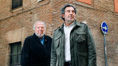 El escritor José María Goicoechea y el fotógrafo Antonio Tiedra, retratados en la confluencia de las calles Costanilla de las Trinitarias y Lope de Vega, en el barrio de las Letras de Madrid.