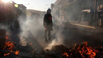 Un manifestante frente a una barricada en Valparaíso (Chile).