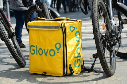 Una bolsa de un repartidor de Glovo.