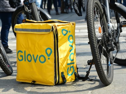 Una bolsa de un repartidor de Glovo.