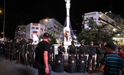 Agentes palestinos bloquean una protesta en favor de Gaza, el miércoles en Ramala.