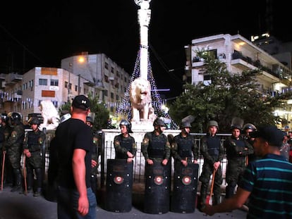 Agentes palestinos bloquean una protesta en favor de Gaza, el miércoles en Ramala.