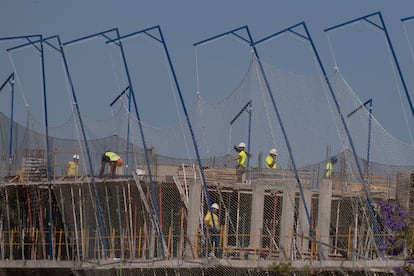 Obreros en la construcción de un edificio de viviendas en Bormujos, Sevilla.