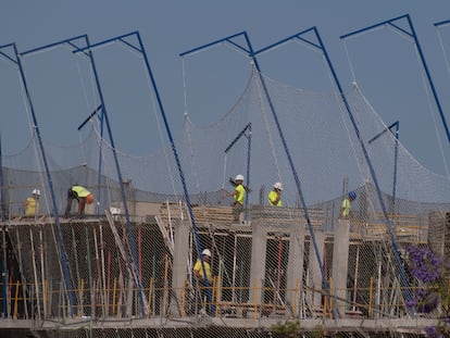 Obreros en la construcción de un edificio de viviendas en Bormujos, Sevilla.