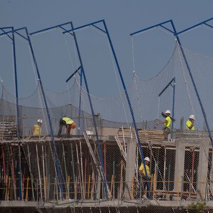 DVD1160 (11/05/2023). Sevilla. Calor por vestimenta en trabajo. En la imagen obreros trabajando a pleno sol en la construcción de un edificio de viviendas en Bormujos, Sevilla./ PACO PUENTES (ELPAIS)