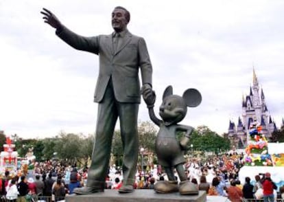 Estatua de Walt Disney y Mickey Mouse en Disneyland Tokio.