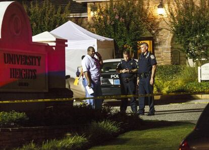 La policía de Auburn acordona el lugar donde ocurrió la noche del sábado un tiroteo en la residencia estudiantil en University Heights de esta ciudad de Alabama.