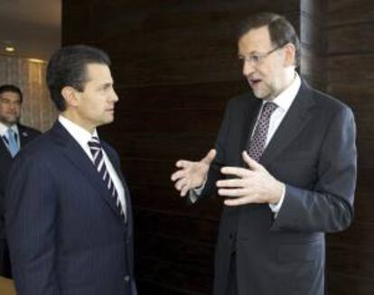 Fotografía facilitada por la Presidencia del Gobierno de México del presidente del Gobierno español, Mariano Rajoy (d), conversando con el presidente de México, Enrique Peña Nieto, antes del almuerzo de trabajo celebrada hoy en Panamá en el marco de la Cumbre Iberoamericana de jefes de Estado.