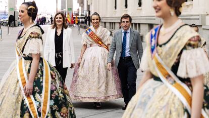 La alcaldesa de Valencia, María José Catalá (i), y el alcalde de Madrid, José Luis Martínez-Almeida (d), antes de la mascletà madrileña, en el Palacio de Cibeles, a 18 de febrero de 2024, en Madrid (España).