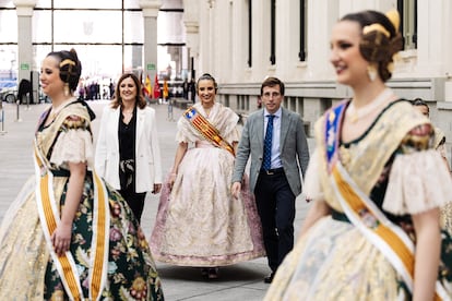 La alcaldesa de Valencia, María José Catalá (i), y el alcalde de Madrid, José Luis Martínez-Almeida (d), antes de la mascletà madrileña, en el Palacio de Cibeles, a 18 de febrero de 2024, en Madrid (España).