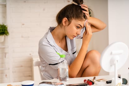 Una adolescente haciendo 'skincare'.