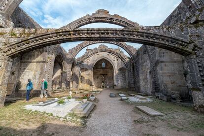 Tourists visit the ruins of Santa Mariña de Dozo.