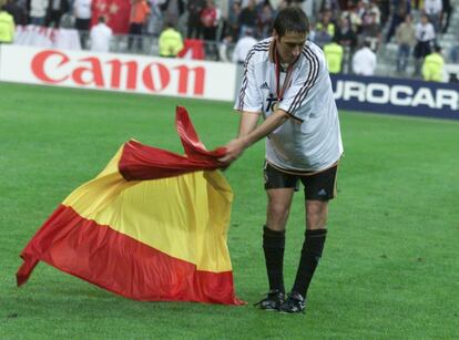 Otra de las celebraciones clásicas de Raúl: con una bandera de España a modo de capote.