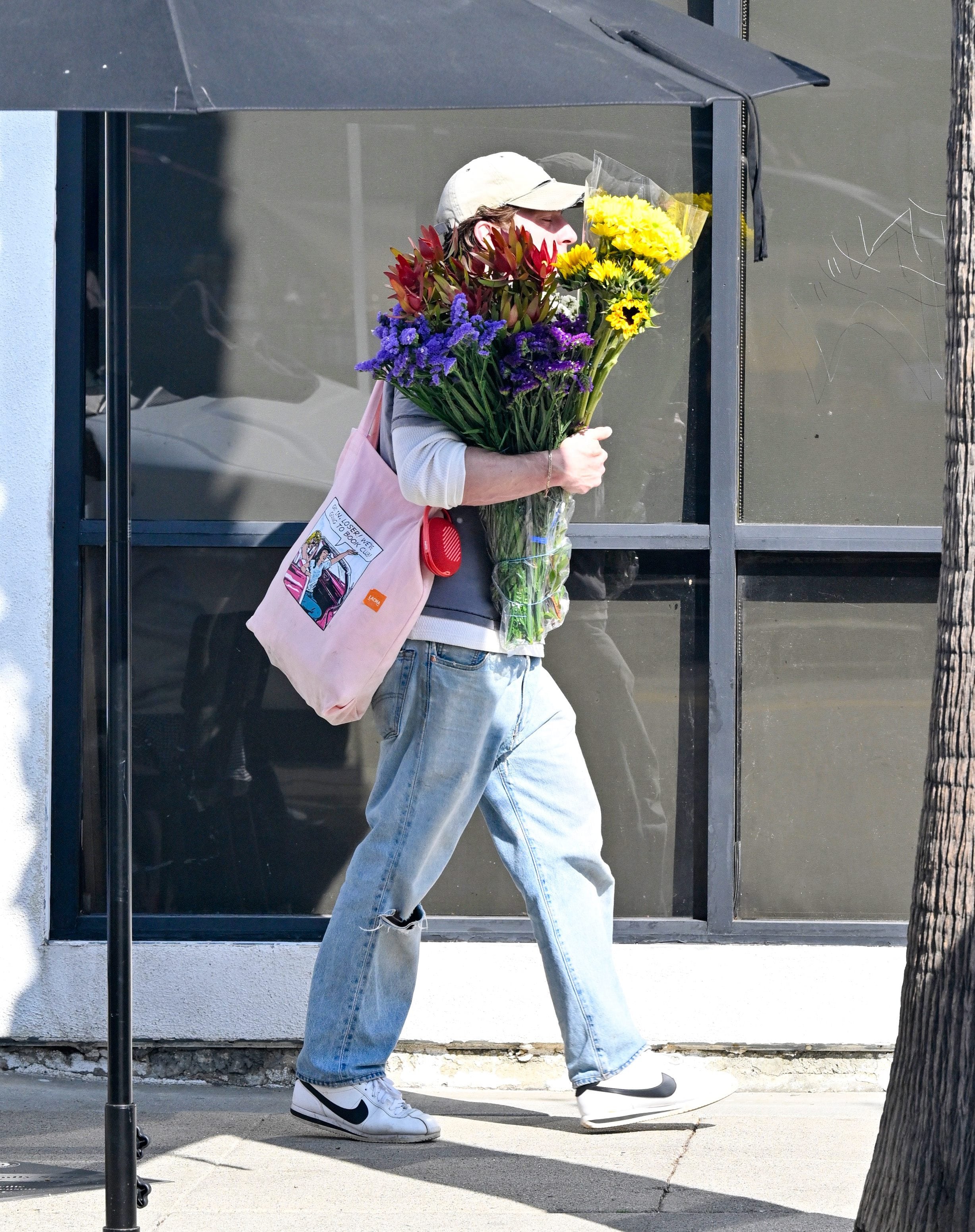 Jeremy Allen White o el hombre pegado a un ramo: ¿de dónde viene la obsesión del actor por las flores? 3 Jeremy Allen White paseando con un ramo de flores el 2 de febrero de 2025.