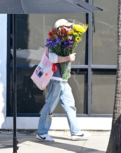 Jeremy Allen White paseando con un ramo de flores el 2 de febrero de 2025.
