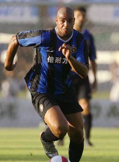 Adriano, durante un amistoso en julio en China.