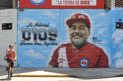 La imagen de Maradona vestido con la camiseta de Argentinos Juniors, equipo en el que debutó.