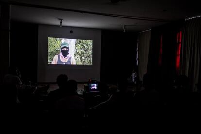 Por la tarde asisten en la escuela una charla sobre la autonomía zapatista impartida por una voluntaria mexicana. Ya han tenido otras sobre filosofía o fotografía. 
