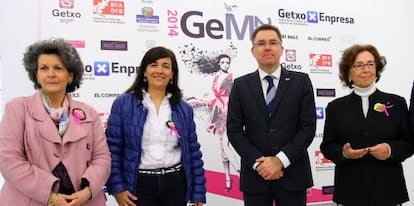 De izquierda a derecha, la responsable del Servicio de Promoción Empresarial de la Diputación de Bizkaia, Izaskun Artetxe; la viceconsejera de Comercio, Itziar Epalza; el alcalde de Getxo, Imanol Landa y Maite Ibarbengoechea, de Getxo Enpresa, en la presentación de Getxo Moda.