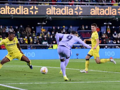 Memphis Depay supera a Estupiñán en la acción del segundo gol del Barcelona ante el Villarreal.
