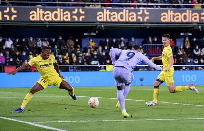 Memphis Depay supera a Estupiñán en la acción del segundo gol del Barcelona ante el Villarreal.