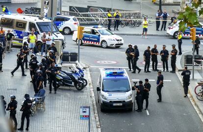 Operativo policial en la zona de Canaletas, el 17 de agosto de 2017 después de que una furgoneta irrumpiera en La Rambla.