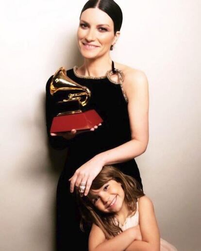 "El momento más bonito con mi Paola", escribía Laura Pausini el pasado noviembre, cuando recibía un premio Grammy. La cantante presume de su hija. "Corriendo hacia la Nochebuena con el mayor regalo de todos: mi Paola", decía sobre ella también en Navidad. La italiana siempre ha dicho que busca que su hija tenga una vida normal, lejos de los escenarios y los caprichos. La niña, de seis años, es hija de la cantante y su esposo, Paolo Carta, con quien lleva 15 años.