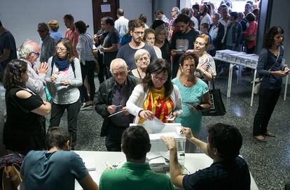Cues a primera hora en un col·legi electoral de Barcelona.