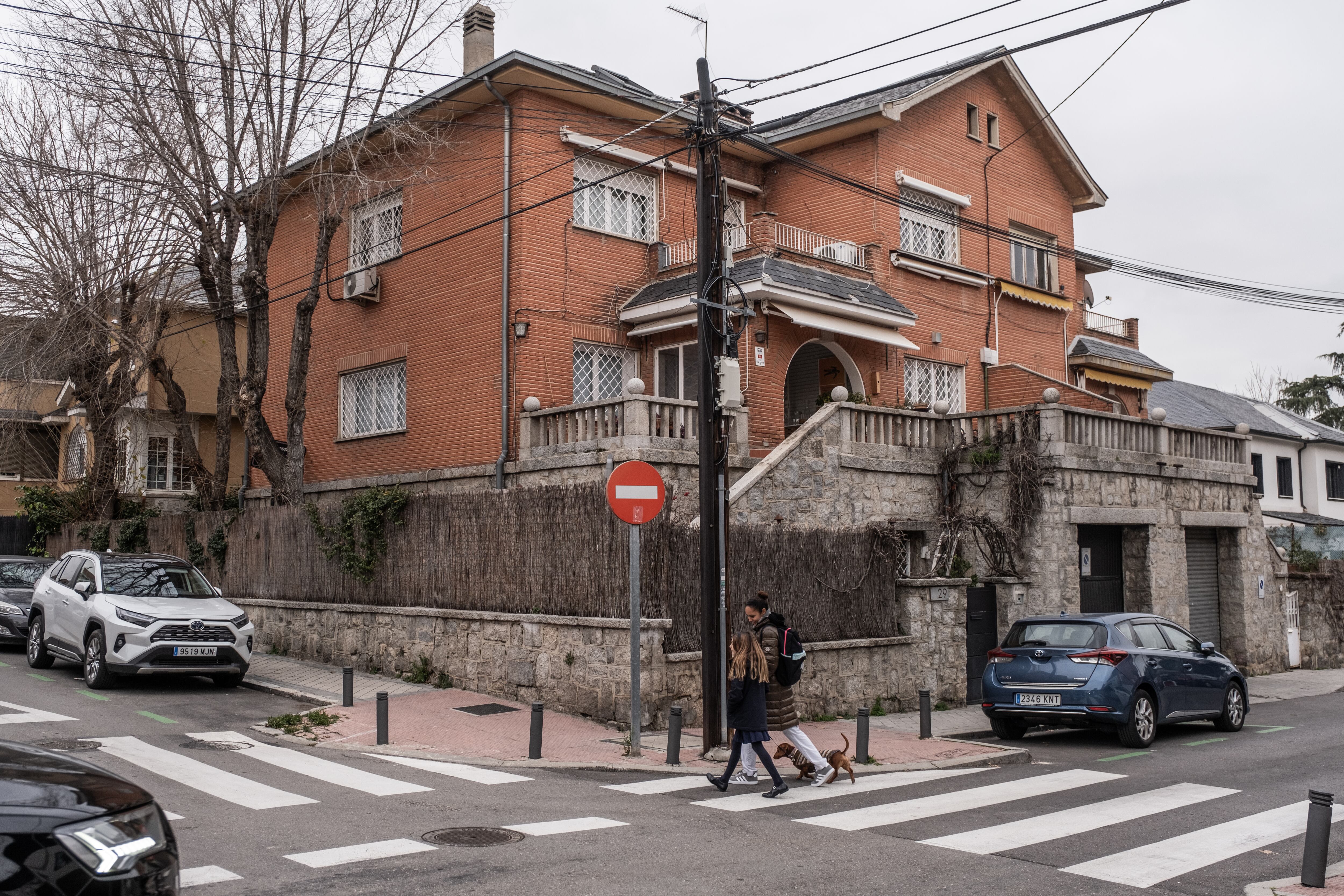 Una mujer pasea por su hija por la colonia Las Magnolias.