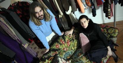 Jaime Calatrava Y Blanca Zurita entre las prendas 'vintage'.