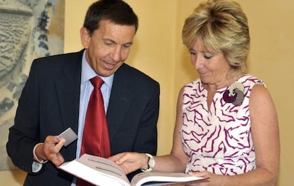 El fiscal Manuel Moix le enseña la Memoria a Esperanza Aguirre.