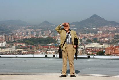 El pintor Antonio López, ayer en la azotea de la Torre Iberdrola de Bilbao.