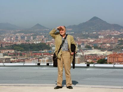 El pintor Antonio López, ayer en la azotea de la Torre Iberdrola de Bilbao.