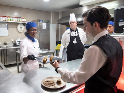 Varios alumnos en las clases de cocina de la escuela de negocios de Les Roches en Marbella, el pasado 7 de noviembre.