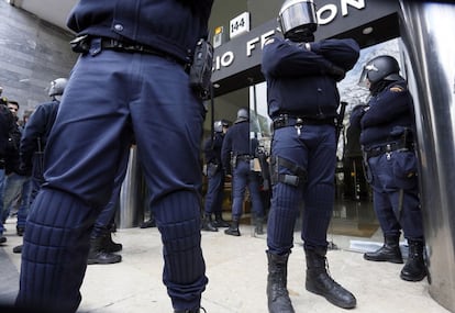 Agentes de la Policía Nacional protegen el portal del Paseo de la Castellana 144 (Madrid), donde Mónica Briceño, de 71 años, será desahuciada.