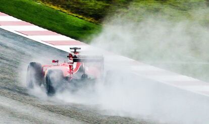 El Ferrari de Vettel, bajo la lluvia de Austin.