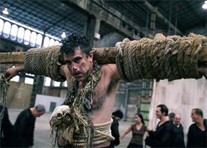 El actor Joan Simó, durante un ensayo de <i>Comedias bárbaras</i> en el puerto de Sagunto.