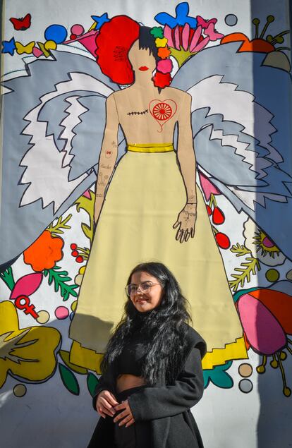 Alba, frente al fragmento del mural diseñado por su curso, que rinde homenaje a las víctimas de la violencia de género.