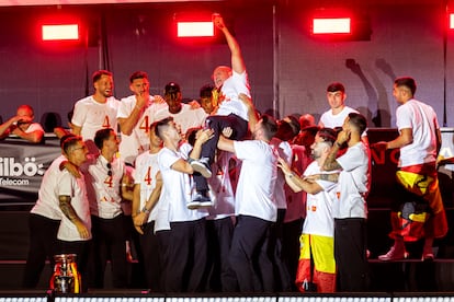 Los jugadores mantean al seleccionador Luis de la Fuente durante la celebración en Cibeles.