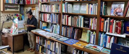 Un empleado de la librería Nicolás Moya, la más antigua del centro de Madrid. 