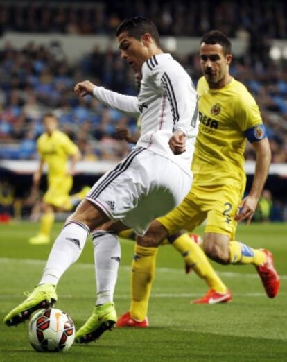 Cristiano encara a Mario durante el duelo en el Bernabéu.