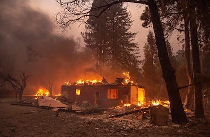 Una casa se quema durante el incendio de Kincade (California), el 24 de octubre.