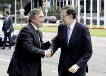 El presidente de la CEOE, Juan Rosell (i), recibe al presidente del Gobierno, Mariano Rajoy, ayer a su llegada a la asamblea general de la patronal.