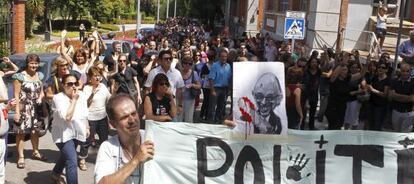 Funcionarios zarandean al secretario de Infraestructuras durante una protesta.