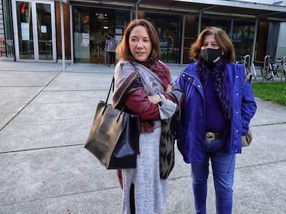 La hermana y la madre de Déborah Fernández-Cervera, Rosa Fernández-Cervera y Rosa Neira, esta mañana frente a la Comisaría de Vigo.