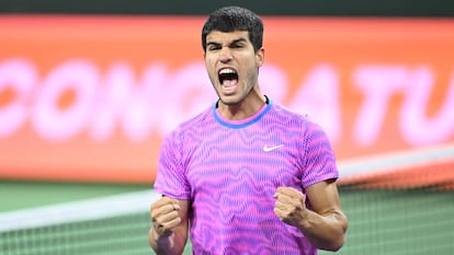 Alcaraz celebra un punto durante el partido contra Arnaldi. / PETER STAPLES (ATP TOUR)