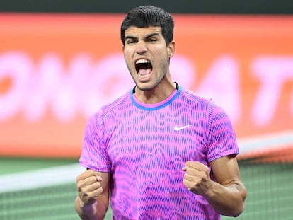 Alcaraz celebra un punto durante el partido contra Arnaldi. / PETER STAPLES (ATP TOUR)