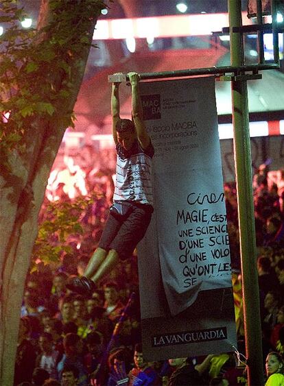 Tras las bengalas algunos grupos de aficionados empezaron a producir disturbios y los Mossos d'Escuadra tuvieron que intervenir. Al final hubo 65 detenidos.