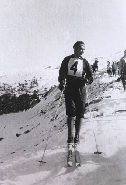 Pedro Gómez, el creador de la prenda, era un conocido montañista y campeón de esquí. Los plumíferos eran el producto estrella, lucidos por la Familia Real o Julio Iglesias en sus escapadas a la nieve. En la imagen, Gómez en el campeonato de España de esquí fondo que ganó en 1960.