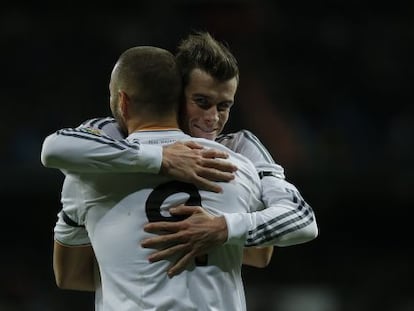 Bale abraza a Benzema tras el gol del franc&eacute;s. 